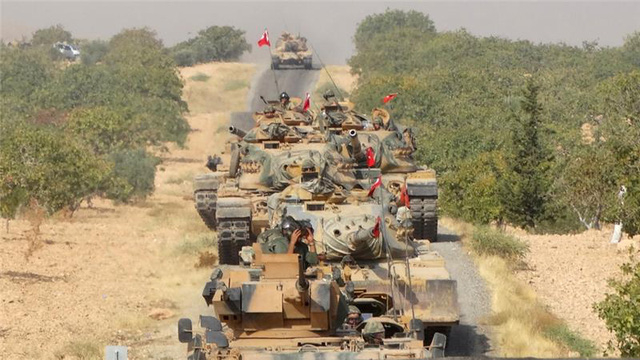 Xe tăng của qu&acirc;n đội Thổ Nhĩ Kỳ tiến v&agrave;o Syria. (Ảnh: Reuters)