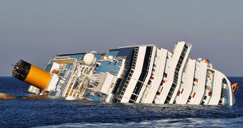 T&agrave;u Costa Concordia mắc cạn, khiến 25 người tử vong v&agrave;o ng&agrave;y thứ 6, ng&agrave;y 13/1/2012.
