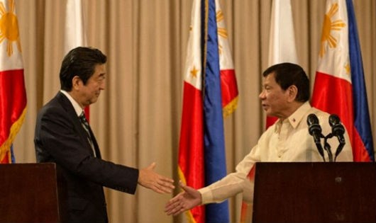Thủ tướng Nhật Shinzo Abe v&agrave; Tổng thống Philippines Rodrigo Duterte bắt tay tại Manila. (Ảnh: Rappler/VnE)