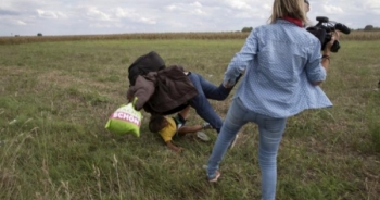 Nữ phóng viên Hungary ngáng chân người tị nạn bị kết án 3 năm tù