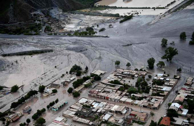 Nhiều tuyến đường giao th&ocirc;ng bị bao phủ trong b&ugrave;n sau một vụ lở đất - hậu quả sau cơn b&atilde;o ập tới l&agrave;ng Volcan, Argentina. (Ảnh: AP)