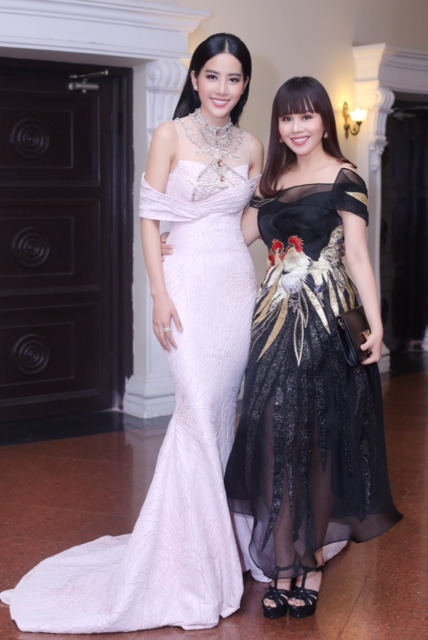Hoa hậu Hằng Nguyễn, H&agrave; Thu đến ủng hộ Nam Em nhận giải thưởng đặc biệt