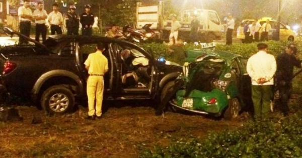 TP HCM: Tài xế ô tô say xỉn tông văng xe taxi, 4 người nhập viện