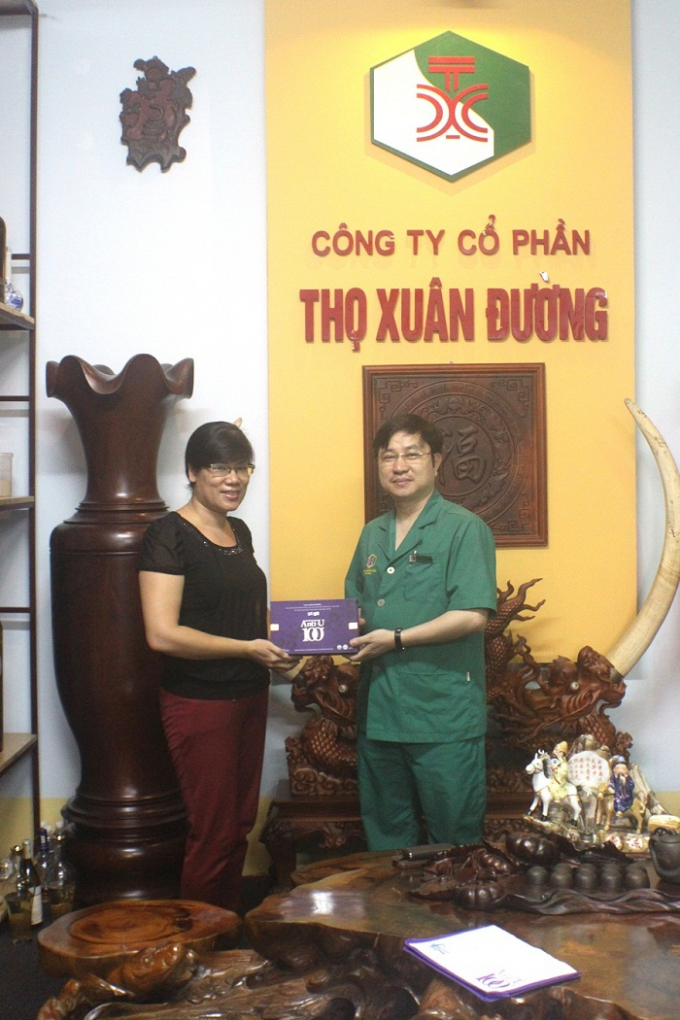 TS.Lương y Ph&ugrave;ng Tuấn Giang tặng sản phẩm hỗ trợ điều trị ung thư Anti - U100 cho c&ocirc; Đỗ Minh Dung (vợ b&aacute;c Minh).