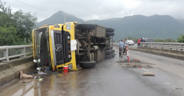 Khánh Hòa: Xe tải lật trên quốc lộ 1A, giao thông ách tắc