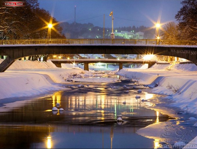 C&acirc;y cầu được chiếu đ&egrave;n lấp l&aacute;nh tr&ecirc;n nền tuyết trắng ở Valjevo. (Ảnh: Serbia.com)