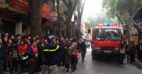 Hà Nội: Khống chế thành công đám cháy cửa hàng nội thất trên đường Đê La Thành