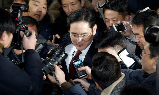 Ph&oacute; chủ tịch Lee Jae-yong của tập đo&agrave;n Samsung Electronics đang đối mặt với c&aacute;o buộc tham nhũng v&agrave; n&oacute;i dối trước t&ograve;a. (Ảnh: Reuters)