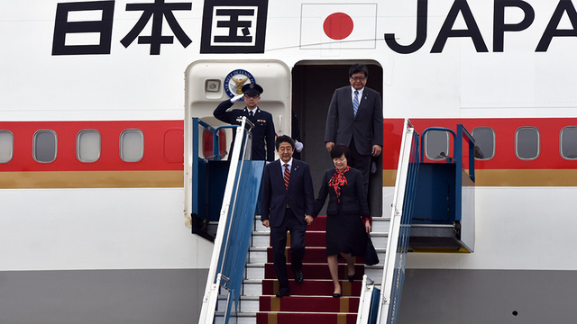 Thủ tướng Nhật Bản v&agrave; Phu nh&acirc;n bước xuống chuy&ecirc;n cơ.