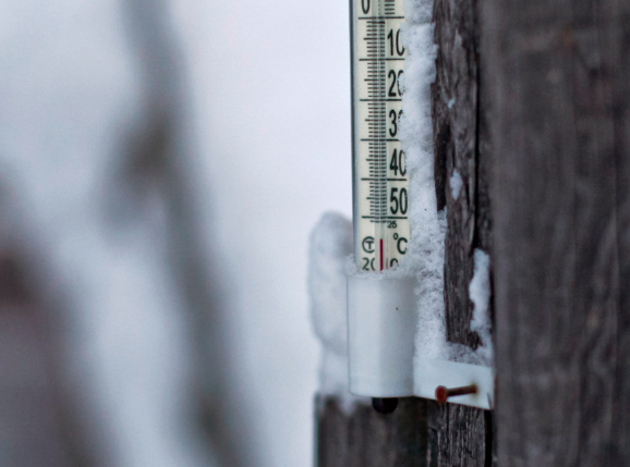 Một nhiệt kế cho thấy nhiệt độ xuống thấp xuống dưới -55 độ C ở l&agrave;ng Oymyakon. (Ảnh: Reuters)