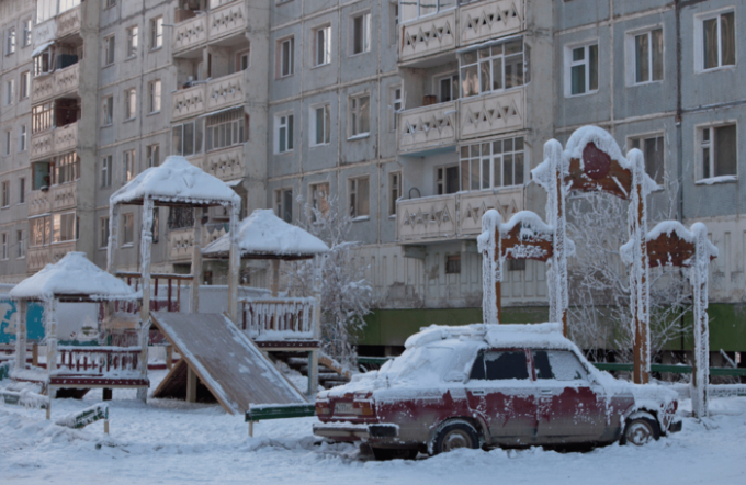Một chiếc xe &ocirc; t&ocirc; bị phủ k&iacute;n trong băng tuyết gần một s&acirc;n chơi ở Yakutsk, thuộc nh&agrave; nước Cộng h&ograve;a Sakha, Đ&ocirc;ng Bắc Nga. (Ảnh: Reuters)