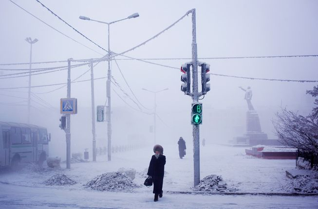Tại đ&acirc;y, người ta c&oacute; dịp trải nghiệm một cấp độ kh&aacute;c về lạnh gi&aacute;. Trong ảnh l&agrave; một người phụ nữ khẩn trương bước đi tr&ecirc;n đường phố. (Ảnh: Amos Chapple Photography)