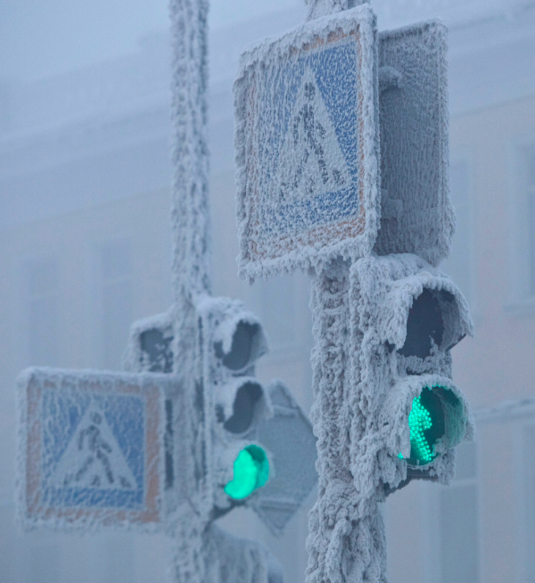 Những biển hiệu, đ&egrave;n giao th&ocirc;ng tại th&agrave;nh phố Yakutsk cũng đều phải chịu chung số phận. (Ảnh: Reuters)