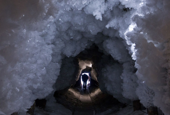 Một v&agrave;i đường hầm b&ecirc;n trong l&ograve;ng đất tại đ&acirc;y thậm ch&iacute; cũng bị phủ trong băng tuyết. (Ảnh: Reuters)