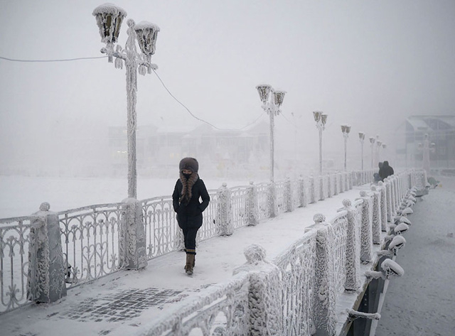 Cảnh một c&acirc;y cầu phủ trong băng gi&aacute; ở th&agrave;nh phố Yakutsk. (Ảnh: Reuters)