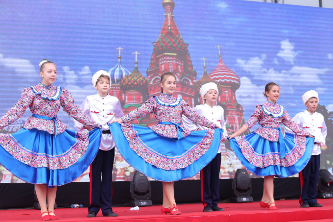 Điệu nhảy truyền thống của c&aacute;c em thiếu nhi Nga mang đến ng&agrave;y hội kh&ocirc;ng kh&iacute; vui tươi, rộn r&agrave;ng. Tham dự sự kiện, ng&agrave;i Konstantin Vnukov, Đại sứ Nga tại Việt đ&atilde; b&agrave;y tỏ sự ấn tượng của m&igrave;nh với chương tr&igrave;nh. Ng&agrave;i cho rằng những sự kiện như thế n&agrave;y đ&atilde; g&oacute;p phần quan trọng để gắn kết c&aacute;c quốc gia, gi&uacute;p mọi người hiểu hơn về phong tục, văn h&oacute;a c&aacute;c nước.