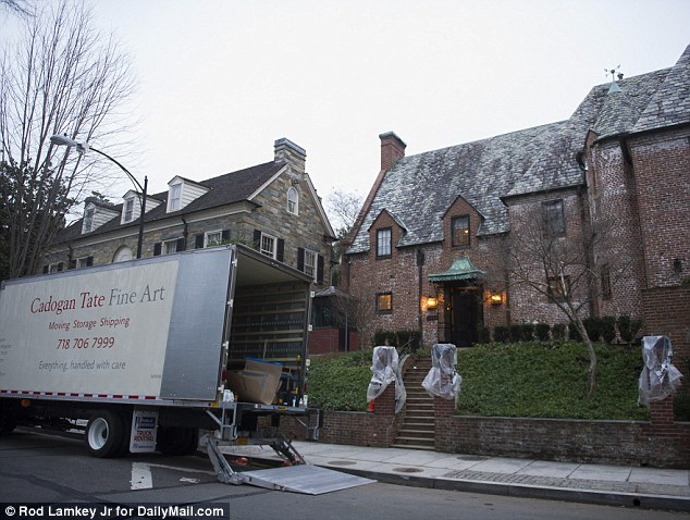 Xe tải chở đồ trước cửa căn nh&agrave; mới của &ocirc;ng Obama c&ugrave;ng gia đ&igrave;nh. (Ảnh: Daily Mail)