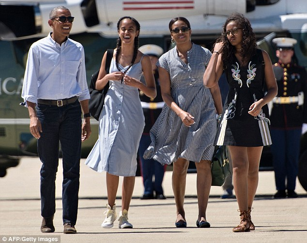 Vợ chồng Tổng thống Obama sẽ c&oacute; kỳ nghỉ tại California trước khi dọn về nh&agrave; mới tại Palm Springs v&agrave;o thứ S&aacute;u c&ugrave;ng 2 con g&aacute;i Sasha v&agrave; Malia. (Ảnh: Daily Mail)