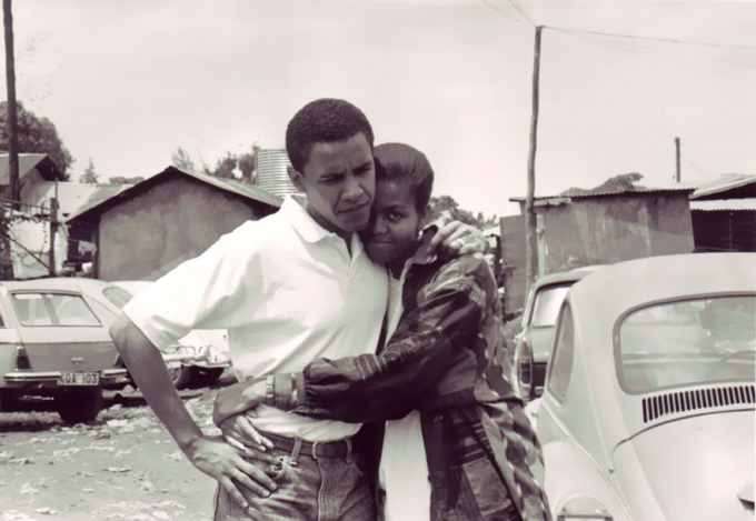 Obama c&ugrave;ng Michelle chụp tại Kenya năm 1992.