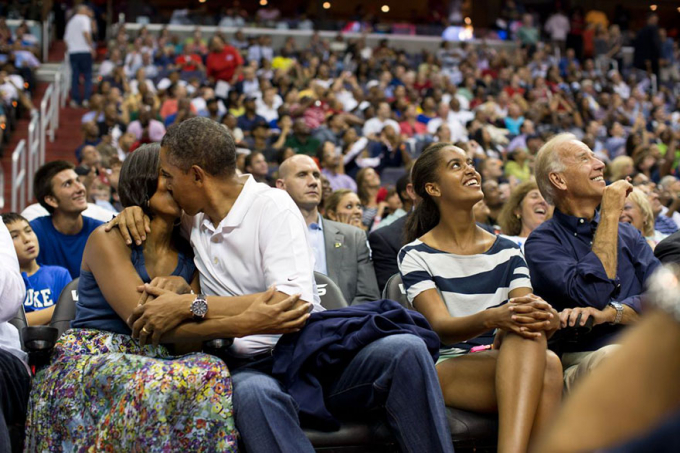 Barack Obama h&ocirc;n vợ hưởng ứng tr&agrave;o lưu