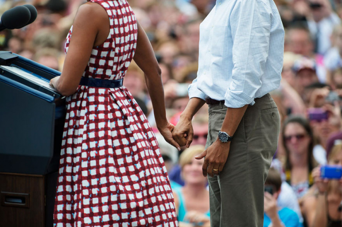 Vợ chồng Obama nắm tay nhau trong một b&agrave;i ph&aacute;t biểu tại quảng trường Dubuque, Iowa ng&agrave;y 15/8/2012.