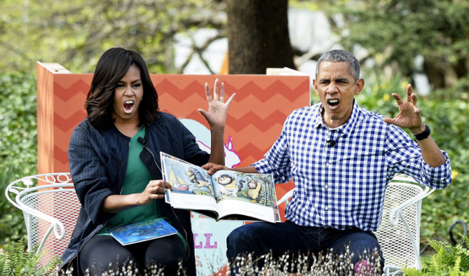 &Ocirc;ng Obama c&ugrave;ng vợ giả l&agrave;m 'qu&aacute;i th&uacute;' khi đọc truyện tranh.