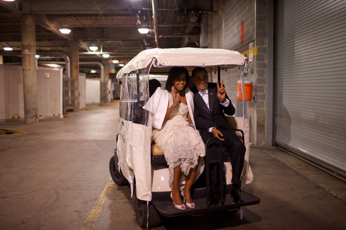 Hai vợ chồng h&oacute;m hỉnh ngồi tr&ecirc;n chiếc xe golf tại Washington DC năm 2009, khi &ocirc;ng Obama mới đắc cử.