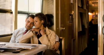 Chùm ảnh tình yêu đẹp như mơ của vợ chồng Obama