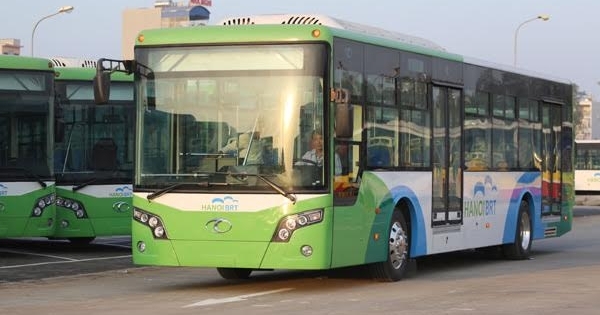 Hà Nội dựng dải phân cách phục vụ buýt nhanh