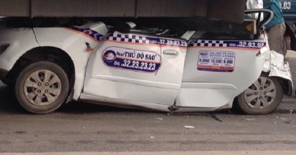 Tai nạn liên hoàn trên cầu Thanh Trì, xe taxi nằm gọn dưới gầm xe tải