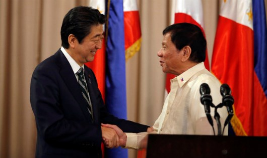 Thủ tướng Nhật Bản Shinzo Abe (tr&aacute;i) v&agrave; Tổng thống Philippines Rodrigo Duterte.