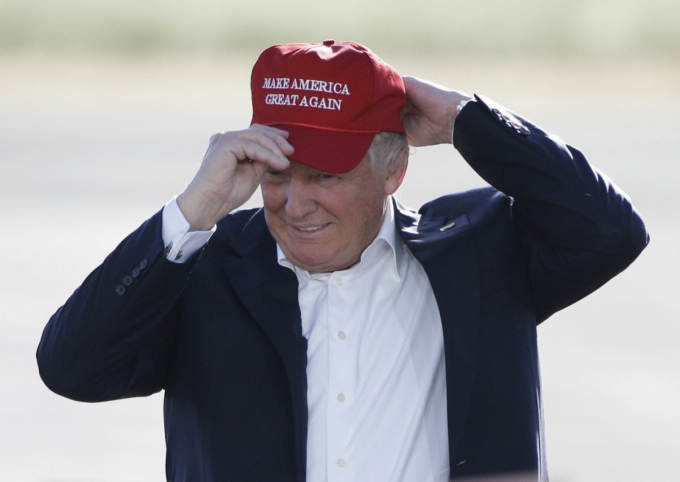 &Ocirc;ng Trump đội chiếc mũ mang khẩu hiệu