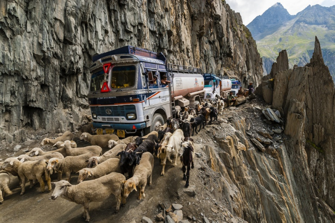 Đ&acirc;y l&agrave; đoạn đường d&agrave;i 9km nối liền giữa Ladakh v&agrave; Kashmir. C&oacute; thể thấy đoạn đường n&agrave;y rất hẹp, cheo leo nhưng lại thường xuy&ecirc;n được sử dụng cho cả việc vận tải v&agrave; chăn nu&ocirc;i gia s&uacute;c.