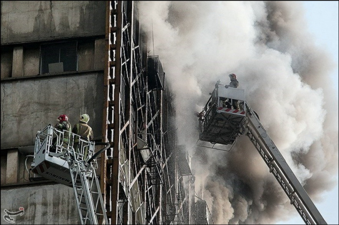 Khoảng 200 l&iacute;nh cứu hỏa đ&atilde; được điều động tới hiện trường vụ ch&aacute;y.&nbsp;(Ảnh: Reuters)