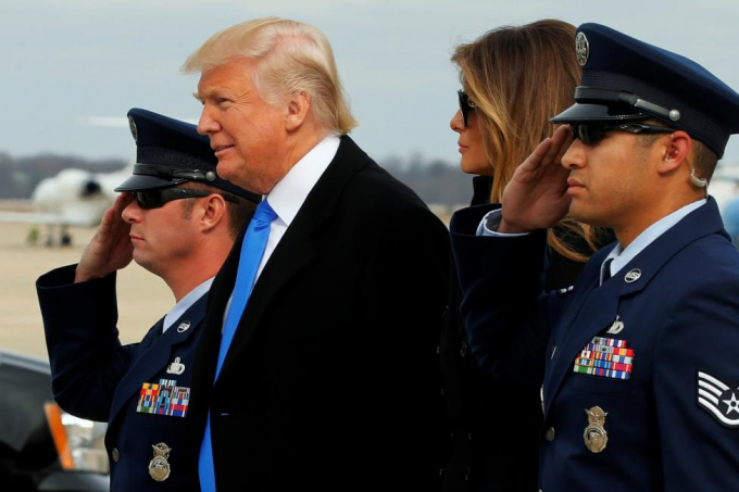 Tổng thống đắc cử Donald Trump chuẩn bị l&ecirc;n xe để tới Nghĩa trang Quốc gia&nbsp;Arlington. (Ảnh: Reuters)