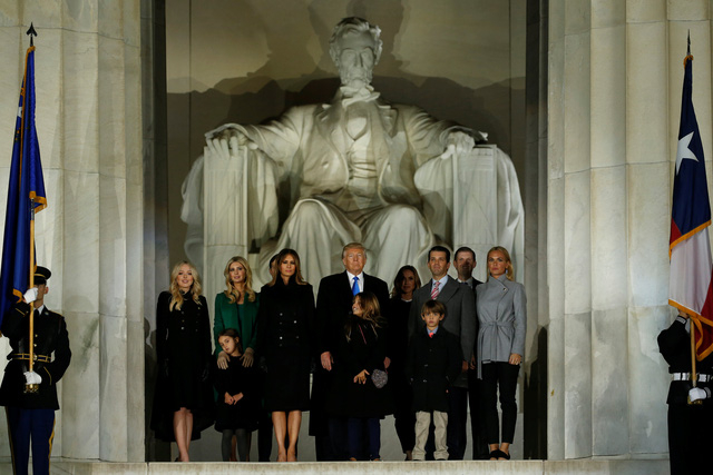 Gia đ&igrave;nh Tổng thống đắc cử Donald Trump chụp ảnh lưu niệm tại&nbsp;Đ&agrave;i Tưởng niệm Lincoln. (Ảnh: Reuters)