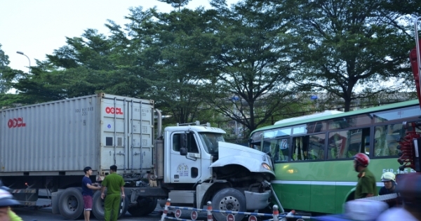 Xe buýt đối đầu container, hơn 10 người bị thương