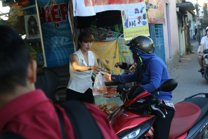 Người d&acirc;n đi l&agrave;m tranh thủ gh&eacute; chợ mua c&aacute; ch&eacute;p mang đi thả.