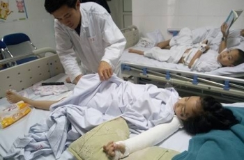 Bà và mẹ mất trên đường đi khám bệnh: Bé gái 6 tuổi đau đớn trên giường bệnh