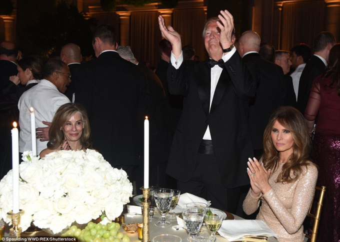 Vợ chồng Tổng thống đắc cử Donald Trump vỗ tay khi nhận được c&aacute;c lời khen. (Ảnh: Rex)