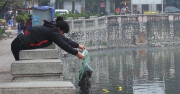 Hà Nội: "Ông Táo về trời" nhiều người dân ý thức kém đổ tro gây ô nhiễm ao hồ