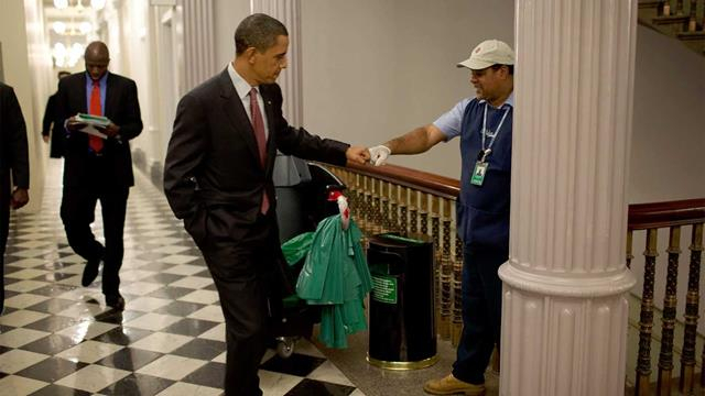 &Ocirc;ng Obama cụng tay với một người l&agrave;m lao c&ocirc;ng, chẳng hề c&oacute; sự kh&aacute;c biệt về địa vị giữa họ.