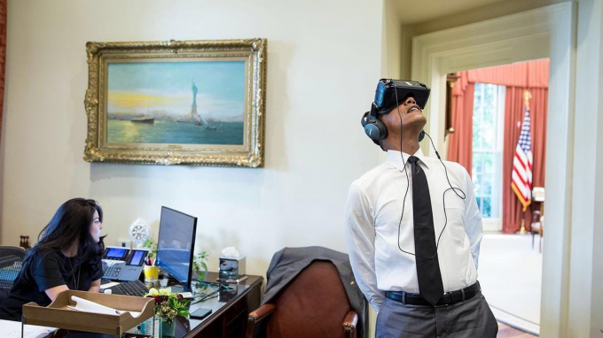 &Ocirc;ng Obama trải nghiệm k&iacute;nh thực tế ảo VR ngay tại văn ph&ograve;ng l&agrave;m việc.&nbsp;