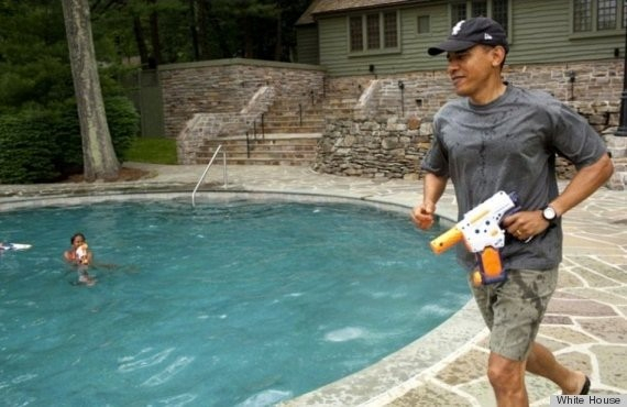 Tổng thống Obama tham gia tr&ograve; chơi đọ s&uacute;ng nước với con g&aacute;i Sasha trong lễ kỷ niệm sinh nhật lần thứ 10 của c&ocirc; b&eacute; tại Trại David ở bang Maryland.