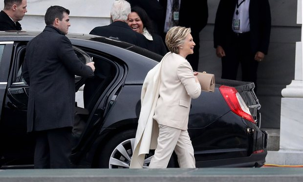 B&agrave; Clinton mặc một bộ đồ trắng giống như trong lần tranh luận cuối c&ugrave;ng với &ocirc;ng Trump khi xuất hiện tại lễ nhậm chức. (Ảnh: Getty)
