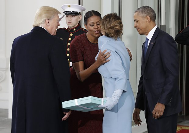 Vợ chồng Tổng thống Obama ch&agrave;o đ&oacute;n vợ chồng Tổng thống đắc cử Donald Trump. (Ảnh: AP)