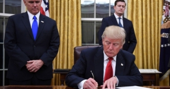 Tổng thống Trump ký bãi bỏ đạo luật Obamacare trong ngày đầu làm việc tại Nhà Trắng