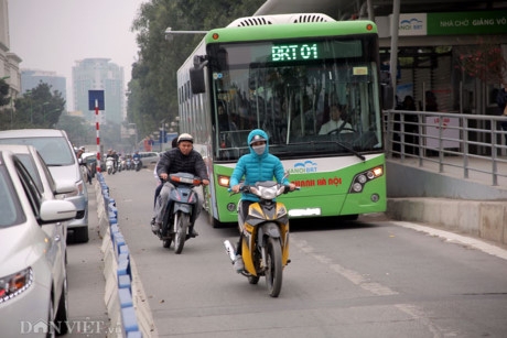 Xe máy thi nhau lấn làn buýt nhanh BRT dù có dải phân cách cứng