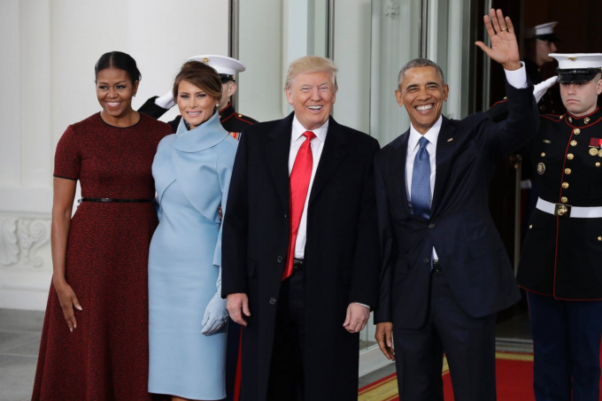 Tổng thống Barack Obama v&agrave; đệ nhất phu nh&acirc;n Michelle Obama ch&agrave;o đ&oacute;n Tổng thống đắc cử Donald Trump v&agrave; vợ Melania Trump tại Nh&agrave; Trắng. (Ảnh: ABCNews)