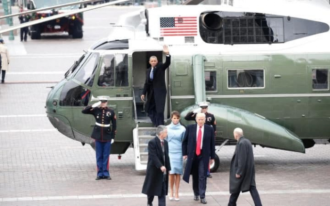 Cựu Tổng thống Obama vẫy ch&agrave;o vợ chồng Trump để l&ecirc;n chuy&ecirc;n cơ bay tới lễ nhậm chức. C&ograve;n &ocirc;ng Trump th&igrave; đi c&ugrave;ng đo&agrave;n xe hộ tống. (Ảnh: AP)
